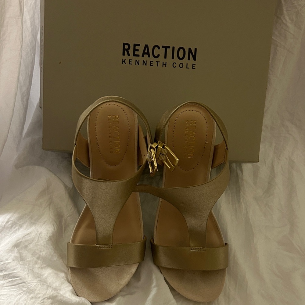 Kenneth Cole REACTION Women’s Card T-Strap Wedge Sandal – Gold